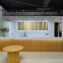 Recepción con detalles en madera