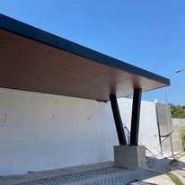 Fachada con plafón de madera