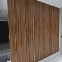 Muro interior con listones verticales