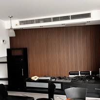 Muro de sala con diseño lineal