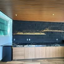Cocina con plafón decorativo de madera